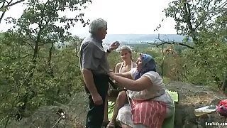 Би найзыгаа гурвууланг нь дуудсан.