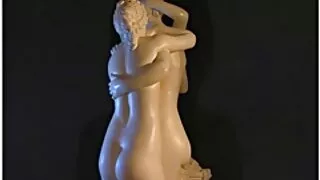 Охин нь гар хангалгаас дур тавьдаг.