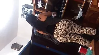 Охин нь карт, одоо бэлгийн харьцаанд оров.