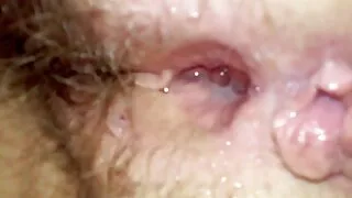 Escort жижиг гар нь урт галзуугийн өмнө Түүний хөл тархдаг.