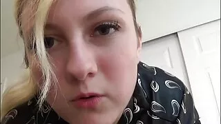 Нас бие гүйцсэн хоер эмэгтэй аманд авч, илжиг нь тахиа өгч байна.