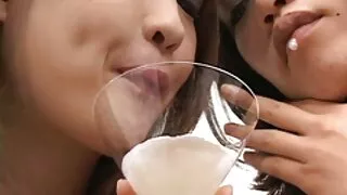 Түүний найз охины хөл дээр Cums.