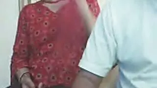 Хүч нь гэмт хэрэгтний ам руу том тахиа түлхдэг.