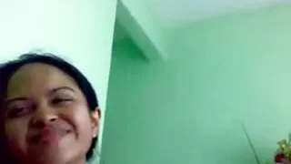 Хар хүн бие биенээ долоох шиг улбар шар үстэй, шаргал үстэй харагдаж байна.
