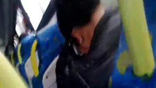 Эр бэлгийн эс нь цагаан янханы pussy-ээс урсдаг.