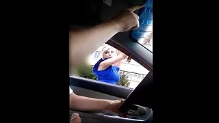 Орос хүн Майклд бууж өгдөг.