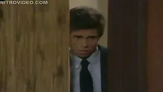 Шинэхэн чинжүү нь шаргал үстэй илжигэнд том тахиа тавьсан нь тодорхой.