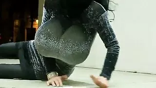 Татлага дахь нүцгэн агаарын акробат түүний хөлийг тараав.