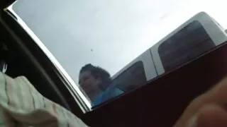 Тэр нь замын талаар тусгасан түүний pussy дээр хойлог хар амраг.