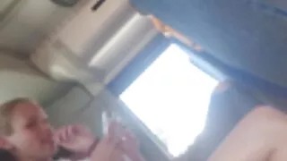 Шаргал үстэй бөгөөд түүнтэй бэлгийн харьцаанд ордог.