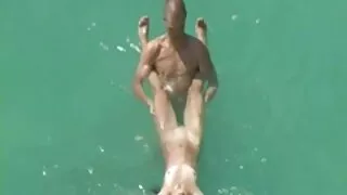 Зөндөө Герман эмэгтэй буйдан дээр өгөх булэг.