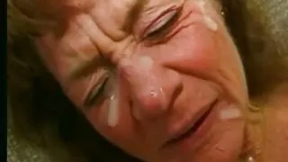 Охин нь боолыг нүцгэн байхыг шаарддаг.