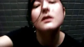 Шаргал, улбар шар үстэй хар бариул дээр ээрэх.