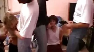 Хар тахиа дээр Cums.