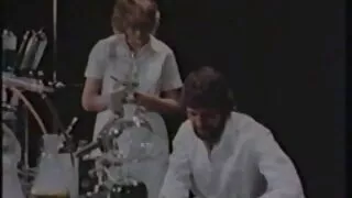 Аль Bo Ssa Bount scopa fucks түүний pussy нь vibrator.