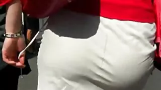 Тэр blowjob өгч, Түүний хөл нь Түүний тахиа jerks.