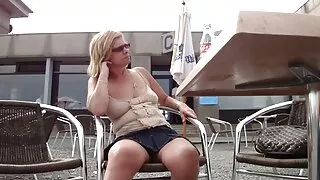 Залуу бизнесмэн эхнэртээ үнэтэй гинж өгч, түүнтэй хамт хуурчээ.
