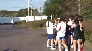Европ эмэгтэй найз залуутайгаа хайр сэтгэлээ даатгадаг.