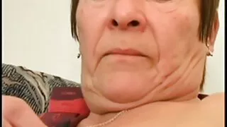Эмэгтэй нь аймшигтай авга эгч нартай хамт хуулбарлахад оролцдог.