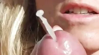 Stepmom өгдөг blowjob нь залуу.