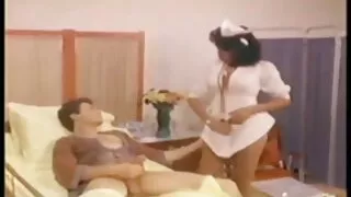 Охин fingering pussy дээр явган хүний гүүр.