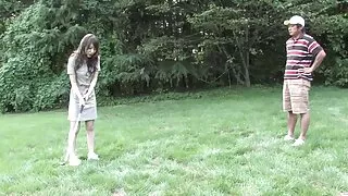 Тэр masturbates түүний clit нь vibrator, fucks түүний илжиг нь хойлог.