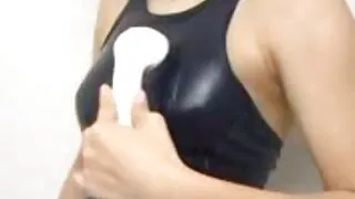 Тэр өгдөг blowjob болон masturbates зөв нөхөр.