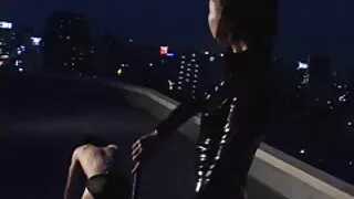 Тэр хөгшин хүнтэй зөрж байна.