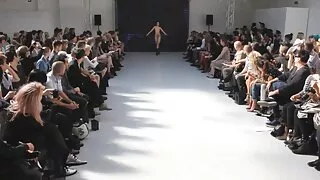Никки Тоор сексийн үеэр татлага дээр сууж байв.