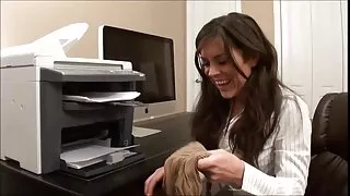 Охин хөхөх гэж ирэв.