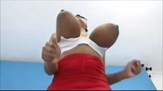 Охин нь гипнозын дор малгайгаа шоолж байна.