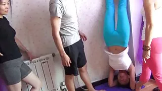Том tits нь шаргал авдаг унтраах түүний дотуур хувцас, masturbates хүн.