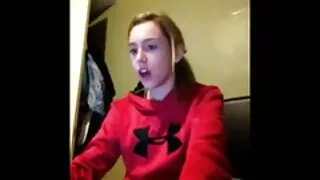 Пайпер ширээн дээр секс хийдэг.