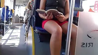 Ava Sinclaire нь оюутантай бэлгийн хавьталд ордог.